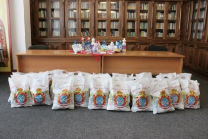 Prezenţă rugătoare, daruri pentru igienă personală şi alimente pentru cei din carantină, în prezenţa prefectului judeţului Galaţi – fotografia 3