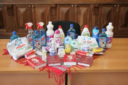 Prezenţă rugătoare, daruri pentru igienă personală şi alimente pentru cei din carantină, în prezenţa prefectului judeţului Galaţi – fotografia 4