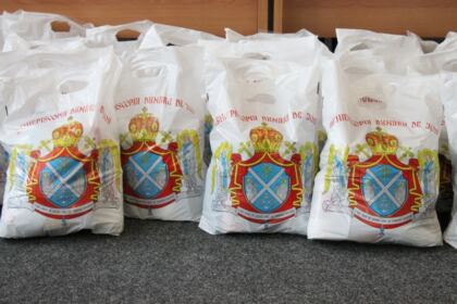 Prezenţă rugătoare, daruri pentru igienă personală şi alimente pentru cei din carantină, în prezenţa prefectului judeţului Galaţi – fotografia 5