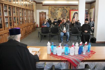 Prezenţă rugătoare, daruri pentru igienă personală şi alimente pentru cei din carantină, în prezenţa prefectului judeţului Galaţi – fotografia 7
