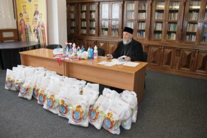 Prezenţă rugătoare, daruri pentru igienă personală şi alimente pentru cei din carantină, în prezenţa prefectului judeţului Galaţi – fotografia 8