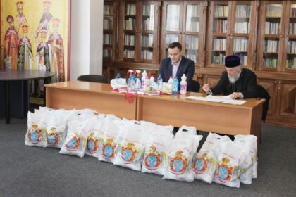 Prezenţă rugătoare, daruri pentru igienă personală şi alimente pentru cei din carantină, în prezenţa prefectului judeţului Galaţi – fotografia 9