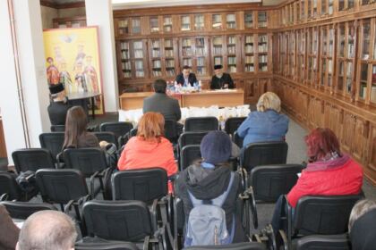 Prezenţă rugătoare, daruri pentru igienă personală şi alimente pentru cei din carantină, în prezenţa prefectului judeţului Galaţi – fotografia 10