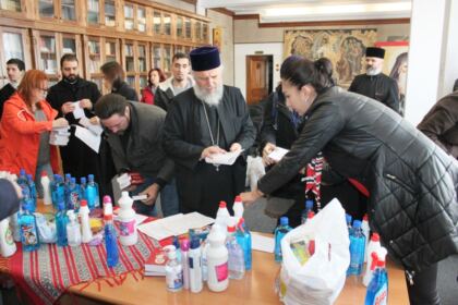 Prezenţă rugătoare, daruri pentru igienă personală şi alimente pentru cei din carantină, în prezenţa prefectului judeţului Galaţi – fotografia 11
