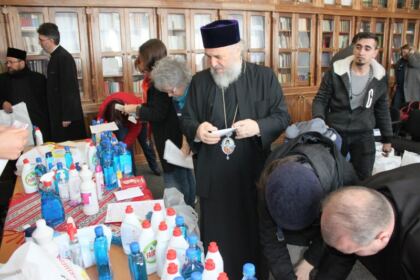 Prezenţă rugătoare, daruri pentru igienă personală şi alimente pentru cei din carantină, în prezenţa prefectului judeţului Galaţi – fotografia 12