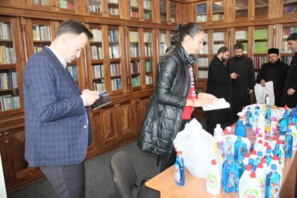 Prezenţă rugătoare, daruri pentru igienă personală şi alimente pentru cei din carantină, în prezenţa prefectului judeţului Galaţi – fotografia 13