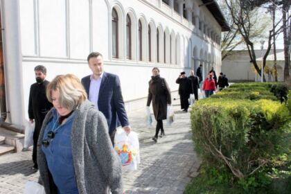 Prezenţă rugătoare, daruri pentru igienă personală şi alimente pentru cei din carantină, în prezenţa prefectului judeţului Galaţi – fotografia 14