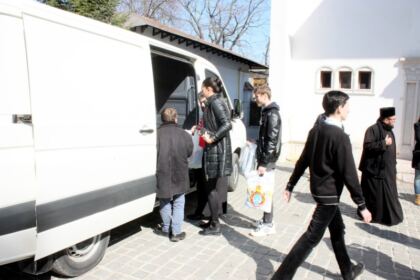 Prezenţă rugătoare, daruri pentru igienă personală şi alimente pentru cei din carantină, în prezenţa prefectului judeţului Galaţi – fotografia 15