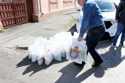 Prezenţă rugătoare, daruri pentru igienă personală şi alimente pentru cei din carantină, în prezenţa prefectului judeţului Galaţi – fotografia 18