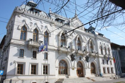 Prezenţă rugătoare, daruri pentru igienă personală şi alimente pentru cei din carantină, în prezenţa prefectului judeţului Galaţi – fotografia 20