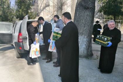 Arhiepiscopia Dunării de Jos continuă ajutorarea celor aflaţi în carantină în judeţele Galaţi şi Brăila – fotografia 5