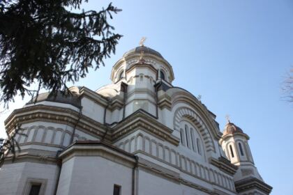 Arhiepiscopia Dunării de Jos continuă ajutorarea celor aflaţi în carantină în judeţele Galaţi şi Brăila – fotografia 2