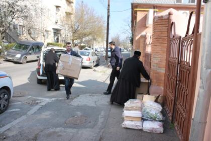 Arhiepiscopia Dunării de Jos continuă ajutorarea celor aflaţi în carantină în judeţele Galaţi şi Brăila – fotografia 11