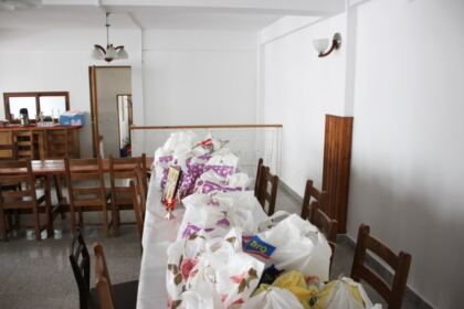 Arhiepiscopia Dunării de Jos oferă zilnic hrană persoanele izolate la domiciliu – fotografia 2