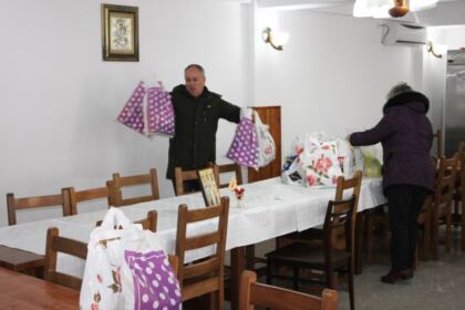 Arhiepiscopia Dunării de Jos oferă zilnic hrană persoanele izolate la domiciliu – fotografia 4