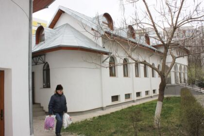 Arhiepiscopia Dunării de Jos oferă zilnic hrană persoanele izolate la domiciliu – fotografia 5
