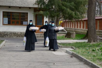 Maicile de la Mănăstirea „Sf. Pantelimon“ – Lacu Sărat sprijină persoanele aflate în carantină – fotografia 5
