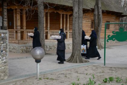 Maicile de la Mănăstirea „Sf. Pantelimon“ – Lacu Sărat sprijină persoanele aflate în carantină – fotografia 6