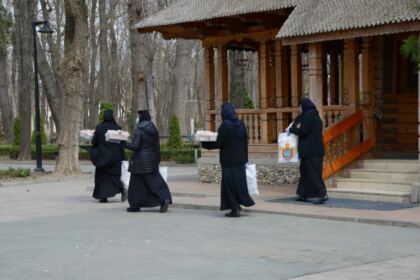Maicile de la Mănăstirea „Sf. Pantelimon“ – Lacu Sărat sprijină persoanele aflate în carantină – fotografia 7