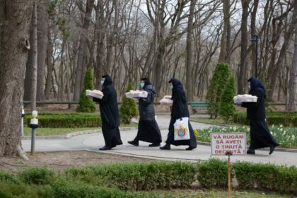 Maicile de la Mănăstirea „Sf. Pantelimon“ – Lacu Sărat sprijină persoanele aflate în carantină – fotografia 8