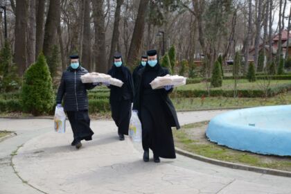 Maicile de la Mănăstirea „Sf. Pantelimon“ – Lacu Sărat sprijină persoanele aflate în carantină – fotografia 9