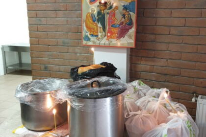 Arhiepiscopia Dunării de Jos oferă zilnic mâncare persoanelor fără adăpost, celor din carantină şi asistaţilor sociali – fotografia 4