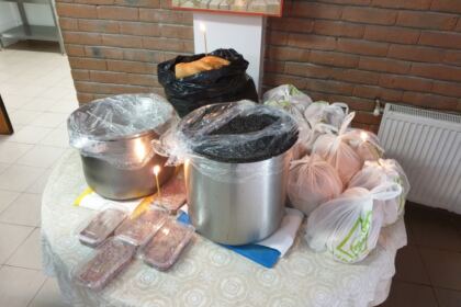 Arhiepiscopia Dunării de Jos oferă zilnic mâncare persoanelor fără adăpost, celor din carantină şi asistaţilor sociali – fotografia 5
