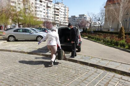 Arhiepiscopia Dunării de Jos oferă zilnic mâncare persoanelor fără adăpost, celor din carantină şi asistaţilor sociali – fotografia 7