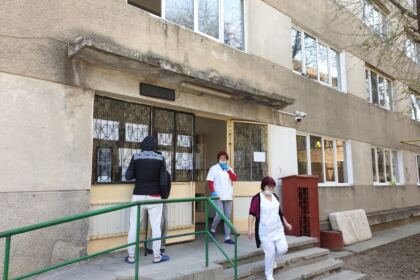 Arhiepiscopia Dunării de Jos oferă zilnic mâncare persoanelor fără adăpost, celor din carantină şi asistaţilor sociali – fotografia 9