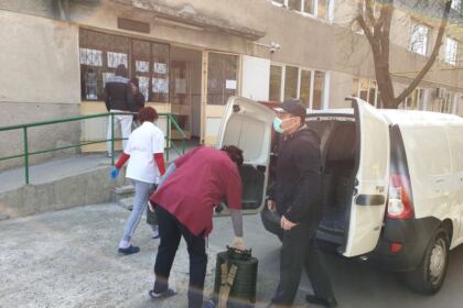 Arhiepiscopia Dunării de Jos oferă zilnic mâncare persoanelor fără adăpost, celor din carantină şi asistaţilor sociali – fotografia 10
