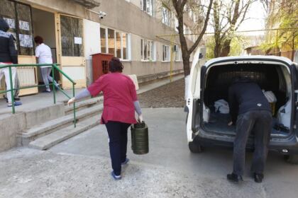 Arhiepiscopia Dunării de Jos oferă zilnic mâncare persoanelor fără adăpost, celor din carantină şi asistaţilor sociali – fotografia 11
