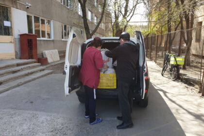 Arhiepiscopia Dunării de Jos oferă zilnic mâncare persoanelor fără adăpost, celor din carantină şi asistaţilor sociali – fotografia 12