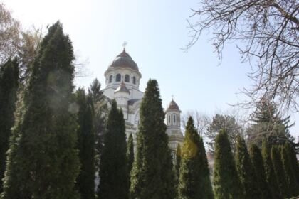 Arhiepiscopia Dunării de Jos oferă 10.000 de măşti de protecţie pentru personalul medical, auxiliar şi pacienţii din Spitale – fotografia 1