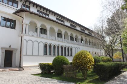 Arhiepiscopia Dunării de Jos oferă 10.000 de măşti de protecţie pentru personalul medical, auxiliar şi pacienţii din Spitale – fotografia 2