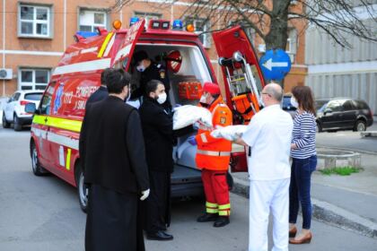 Arhiepiscopia Dunării de Jos oferă 10.000 de măşti de protecţie pentru personalul medical, auxiliar şi pacienţii din Spitale – fotografia 11