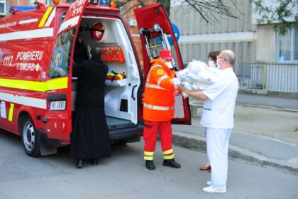 Arhiepiscopia Dunării de Jos oferă 10.000 de măşti de protecţie pentru personalul medical, auxiliar şi pacienţii din Spitale – fotografia 13