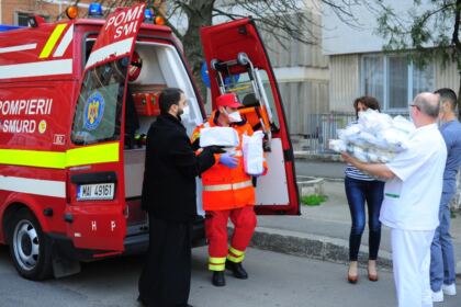 Arhiepiscopia Dunării de Jos oferă 10.000 de măşti de protecţie pentru personalul medical, auxiliar şi pacienţii din Spitale – fotografia 15