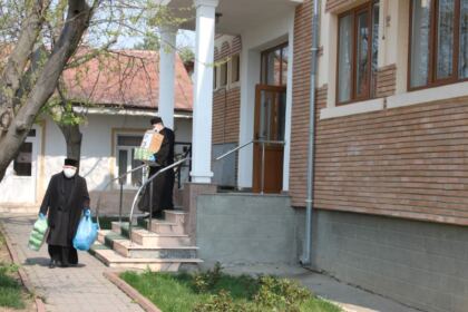 Spitalul şi Centrul de carantină din Tecuci, precum şi persoanele izolate la domiciliu au primit sprijin din partea Arhiepiscopiei Dunării de Jos – fotografia 2