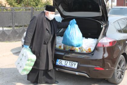 Spitalul şi Centrul de carantină din Tecuci, precum şi persoanele izolate la domiciliu au primit sprijin din partea Arhiepiscopiei Dunării de Jos – fotografia 3