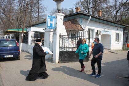 Spitalul şi Centrul de carantină din Tecuci, precum şi persoanele izolate la domiciliu au primit sprijin din partea Arhiepiscopiei Dunării de Jos – fotografia 7
