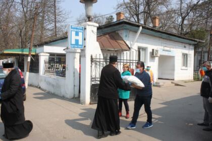 Spitalul şi Centrul de carantină din Tecuci, precum şi persoanele izolate la domiciliu au primit sprijin din partea Arhiepiscopiei Dunării de Jos – fotografia 8