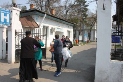 Spitalul şi Centrul de carantină din Tecuci, precum şi persoanele izolate la domiciliu au primit sprijin din partea Arhiepiscopiei Dunării de Jos – fotografia 9