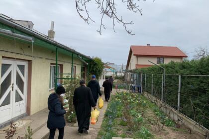 Daruri pentru bătrâni și copii cu sprijinul Protoieriei Nicorești – fotografia 3