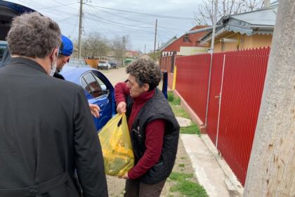 Daruri pentru bătrâni și copii cu sprijinul Protoieriei Nicorești – fotografia 7