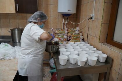 Copiii nevoiaşi primesc hrană zilnic şi alte ajutoare la Centrul social „Sfântul Vasile cel Mare“ din Brăila – fotografia 6