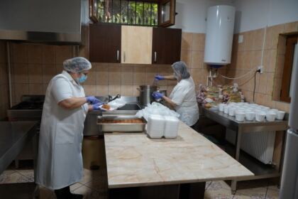Copiii nevoiaşi primesc hrană zilnic şi alte ajutoare la Centrul social „Sfântul Vasile cel Mare“ din Brăila – fotografia 7