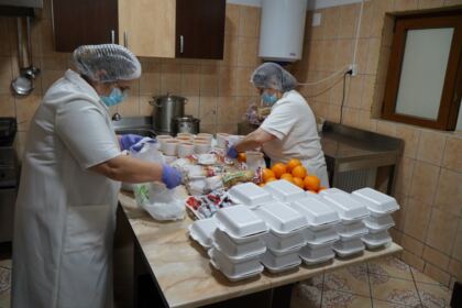 Copiii nevoiaşi primesc hrană zilnic şi alte ajutoare la Centrul social „Sfântul Vasile cel Mare“ din Brăila – fotografia 12