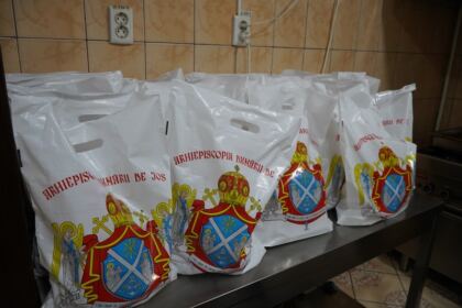 Copiii nevoiaşi primesc hrană zilnic şi alte ajutoare la Centrul social „Sfântul Vasile cel Mare“ din Brăila – fotografia 17