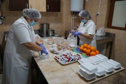 Copiii nevoiaşi primesc hrană zilnic şi alte ajutoare la Centrul social „Sfântul Vasile cel Mare“ din Brăila – fotografia 18