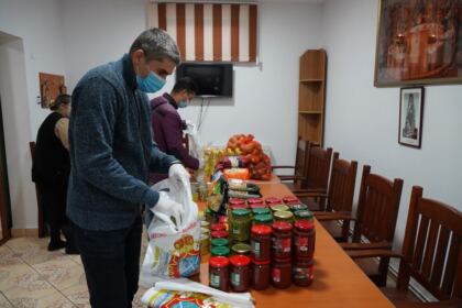 Copiii nevoiaşi primesc hrană zilnic şi alte ajutoare la Centrul social „Sfântul Vasile cel Mare“ din Brăila – fotografia 19